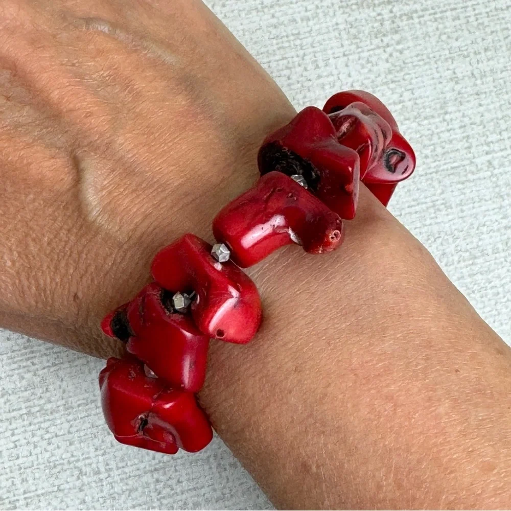 Dyed red coral beaded bracelet